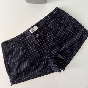 AE short Size 6. Navy blue